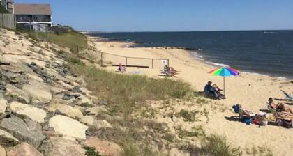Walk to DennisPort Beaches 4 min.Bars and restaurants 2min walk.Perfect Location