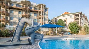 Inomhuspool och utomhuspool