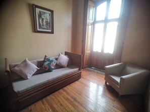 Decoración personalizada, muebles diferentes y wifi gratis 