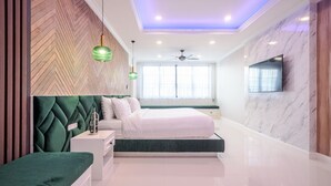 A modern bedroom with a bed, nightstand, and TV. - Pool Villa Pattaya - Exquisite Pool Villa H (Pattaya City)