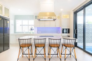 冰箱、微波炉、烤箱、炉灶