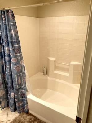 Combined shower/bathtub, hair dryer, towels, soap - Quiet cul-de-sac location with lake views from rooftop terrace  (Lake Havasu City)
