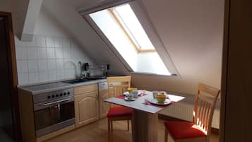 KĂŒhlschrank, Ofen, GeschirrspĂŒler, Wasserkocher mit Kaffee-/Teezubehör