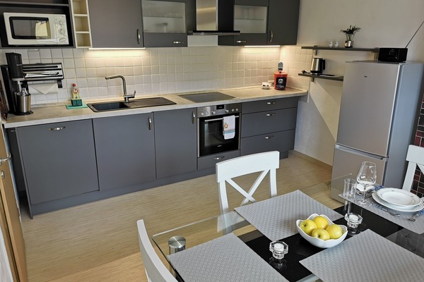 Ruhige und moderne Ferienwohnung (93 qm) mit überdachter Terrasse-Küche