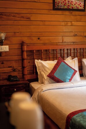 Premium Mountain View Room With Balcony | Premium bedding, down comforters, pillowtop beds, in-room safe - 8fold by Larisa, Jibhi (Banjar)