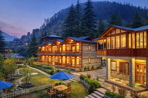 Exterior - 8fold by Larisa, Jibhi (Banjar)