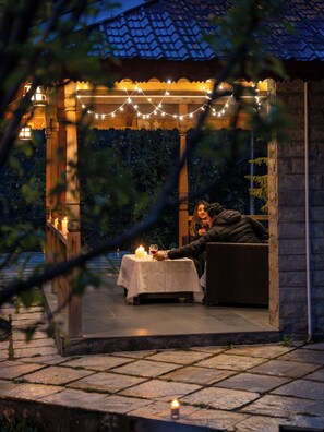 Couples dining - 8fold by Larisa, Jibhi (Banjar)