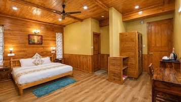 Luxe kamer | Luxe beddengoed, donsdekens, pillowtop-bedden, een kluis op de kamer