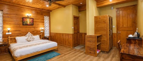 Luxe kamer | Luxe beddengoed, donsdekens, pillowtop-bedden, een kluis op de kamer