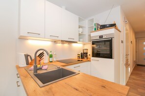 Fridge, oven, stovetop, dishwasher - Exklusive Ferienwohnung im Erdgeschoss mit Garten für 2 Personen (Krummhörn)