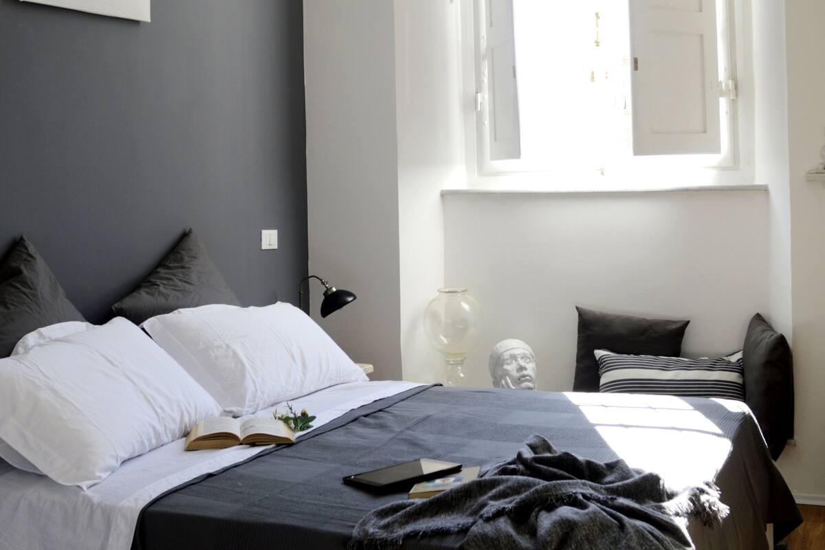 Quarto casal design | Roupas de cama premium, frigobar, escrivaninha