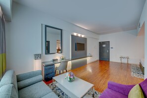 42-inch Smart TV with satellite channels, TV - Howard Johnson Plaza By Wyndham Dubai Deira (Dubai)