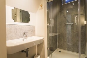 Habitación familiar | Baño | Amenidades de baño gratuitas, secadora de cabello, toallas 