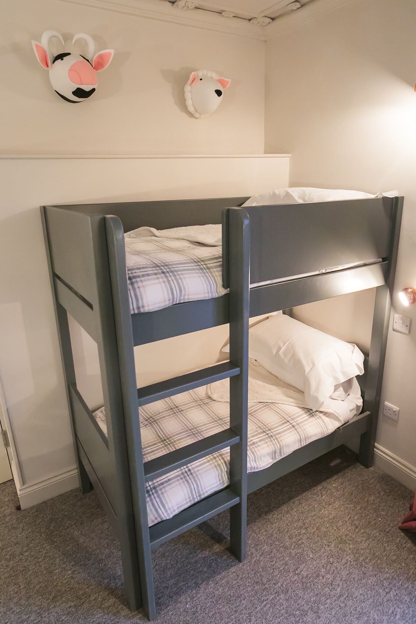 Habitación familiar | Escritorio y espacio para trabajar con un portátil