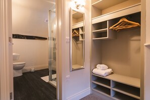 Habitación Deluxe | Baño | Amenidades de baño gratuitas, secadora de cabello, toallas 