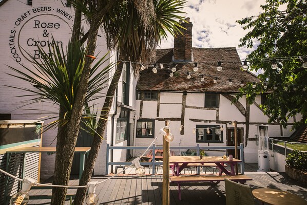 Exterior detail - Rose and Crown (Godalming)