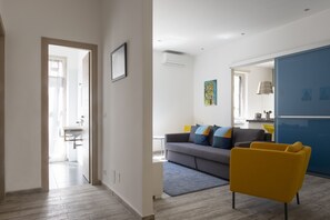 TV - 29/4 Exclusive Suite close to Massimo Theater&Port (Palermo)