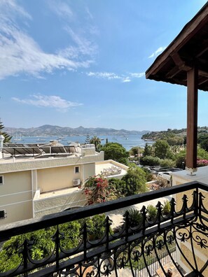 Premium bedding, individually decorated, individually furnished, desk - Farrys Boutique Hotel & Beach Club (Bodrum)