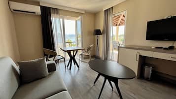 DELUXE FAMILY | Premium bedding, individually decorated, individually furnished, desk