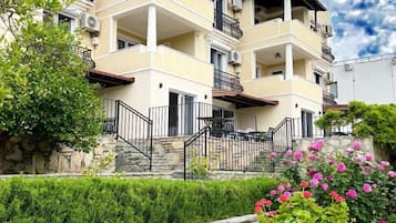 DELUXE FAMILY | Premium bedding, individually decorated, individually furnished, desk