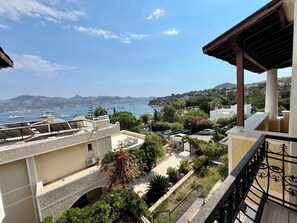 Premium bedding, individually decorated, individually furnished, desk - Farrys Boutique Hotel & Beach Club (Bodrum)