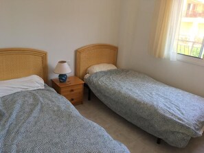 2 Schlafzimmer, Bügeleisen/Bügelbrett