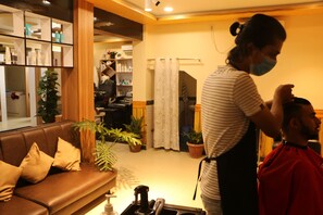 Gesichtsbehandlungen, Maniküre und Pediküre