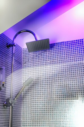 Baignoire, articles de toilette écologiques, séchoir à cheveux, bidet