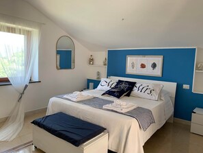 4 quartos, cofres nos quartos, escrivaninha