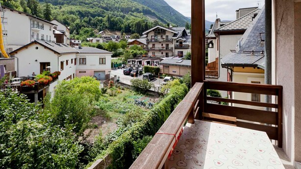 A balcony with a view of a village and mountains. - Duplex 2-bedroom in Brides-les-Bains center, balcony, elevator, pets allowed (Brides-les-Bains)