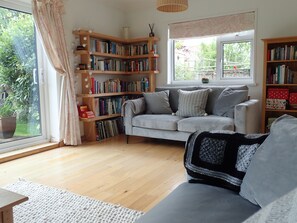 TV, DVD player, ping pong, books - Family beach house 5 minutes walk to Westward Ho! beach (Westward Ho!)