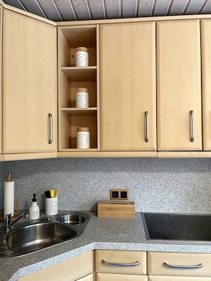 ثلاجة، فرن، موقد طهي مسطح، غسالة أطباق