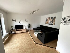 Condo familial, 2 chambres (Terrace and Balcony) | Aire de séjour | Téléviseur à écran plat