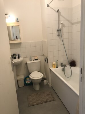Badewanne, Haartrockner, Handtücher, Seife