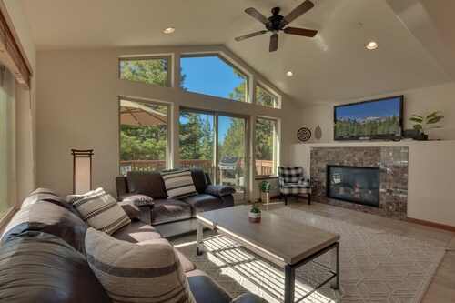 Pool Table, Foosball, Classic Arcade, Open Floor plan, Grill, + 5mins to Lake – The Eagles Nest