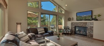 Pool Table, Foosball, Classic Arcade, Open Floor plan, Grill, + 5mins to Lake – The Eagles Nest