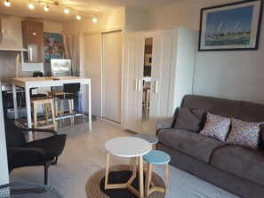 Télévision, table de tennis de table, livres