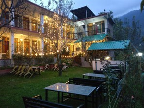 Restaurant - Madpackers Manali - Hostel (Manali)