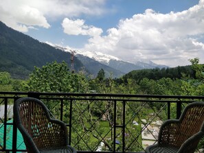 Balcony view - Madpackers Manali - Hostel (Manali)