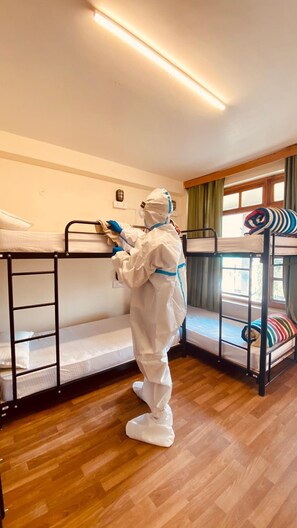 Free WiFi, bed sheets - Madpackers Manali - Hostel (Manali)