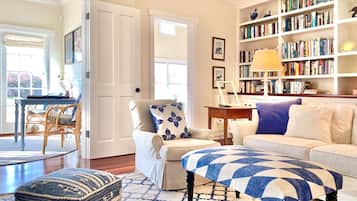 Smart-TV, Kamin, Tischtennisplatte, Bücher