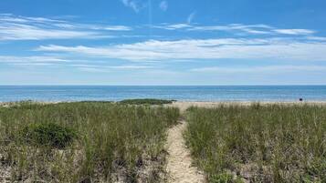 In Strandnähe, Liegestühle, Strandtücher