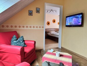 1 bedroom, desk, travel cot, free WiFi - Cozy 2 pers. Vacation apartment "Sunflower" (Irmenach)