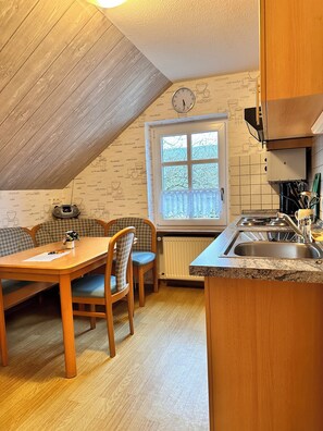 Fridge, microwave, oven, stovetop - Cozy 2 pers. Vacation apartment "Sunflower" (Irmenach)