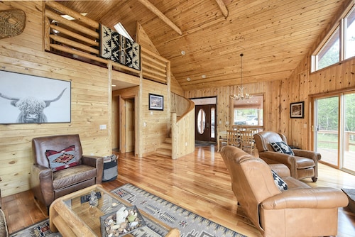 2500 Sq. Ft Cabin w/ Great Views of Deer Mountain, Wrap Around Deck, Hot Tub!