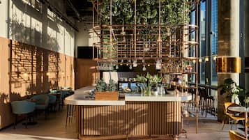 2 bars/lounges, cocktail bar