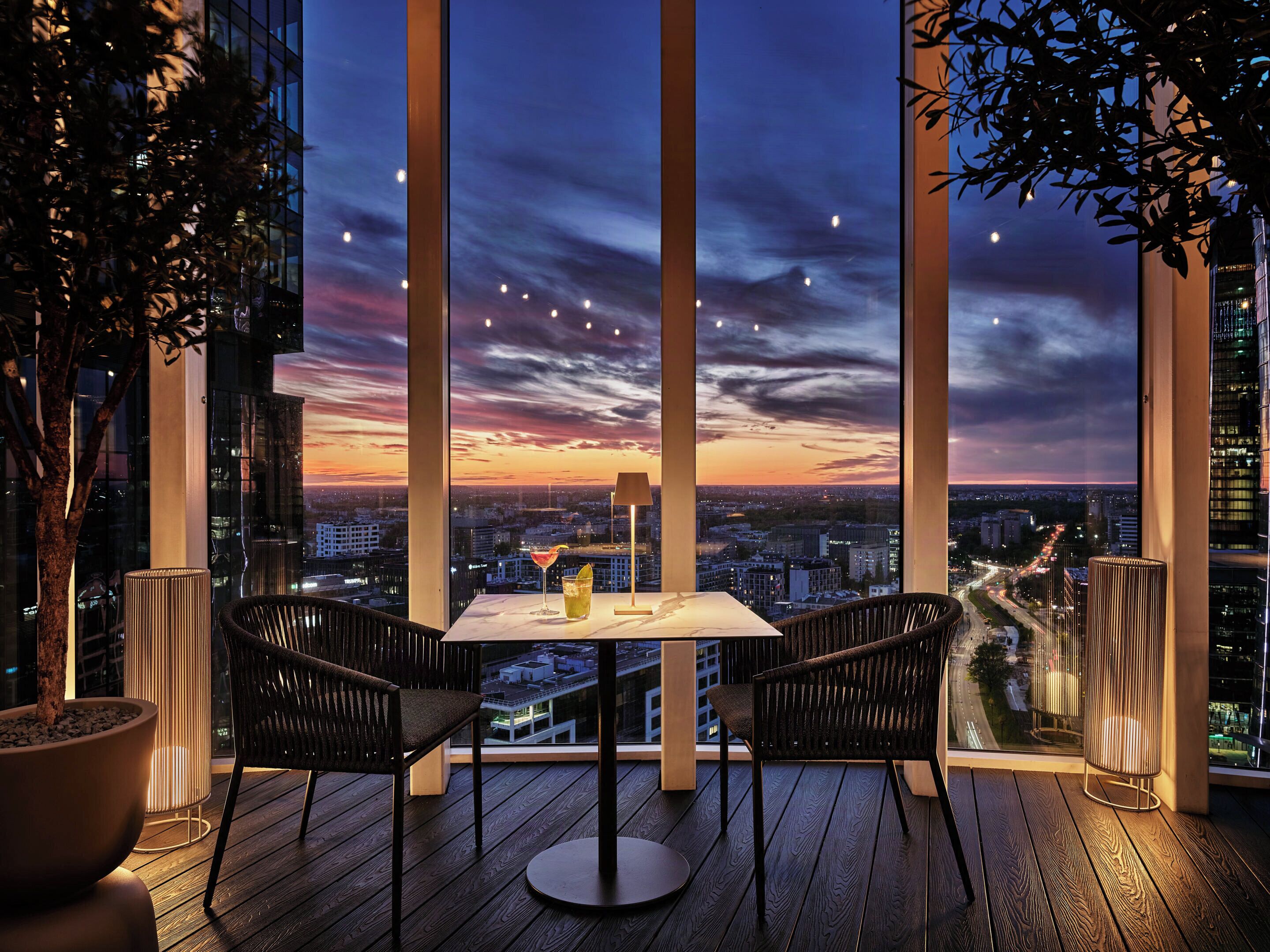 2 bars/lounges, cocktail bar