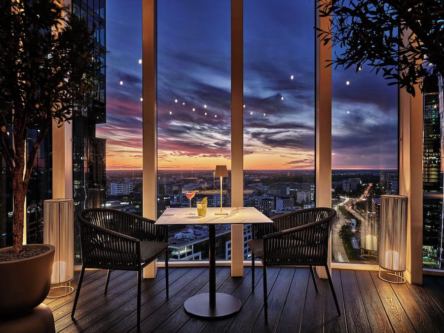 2 bars/lounges, cocktail bar