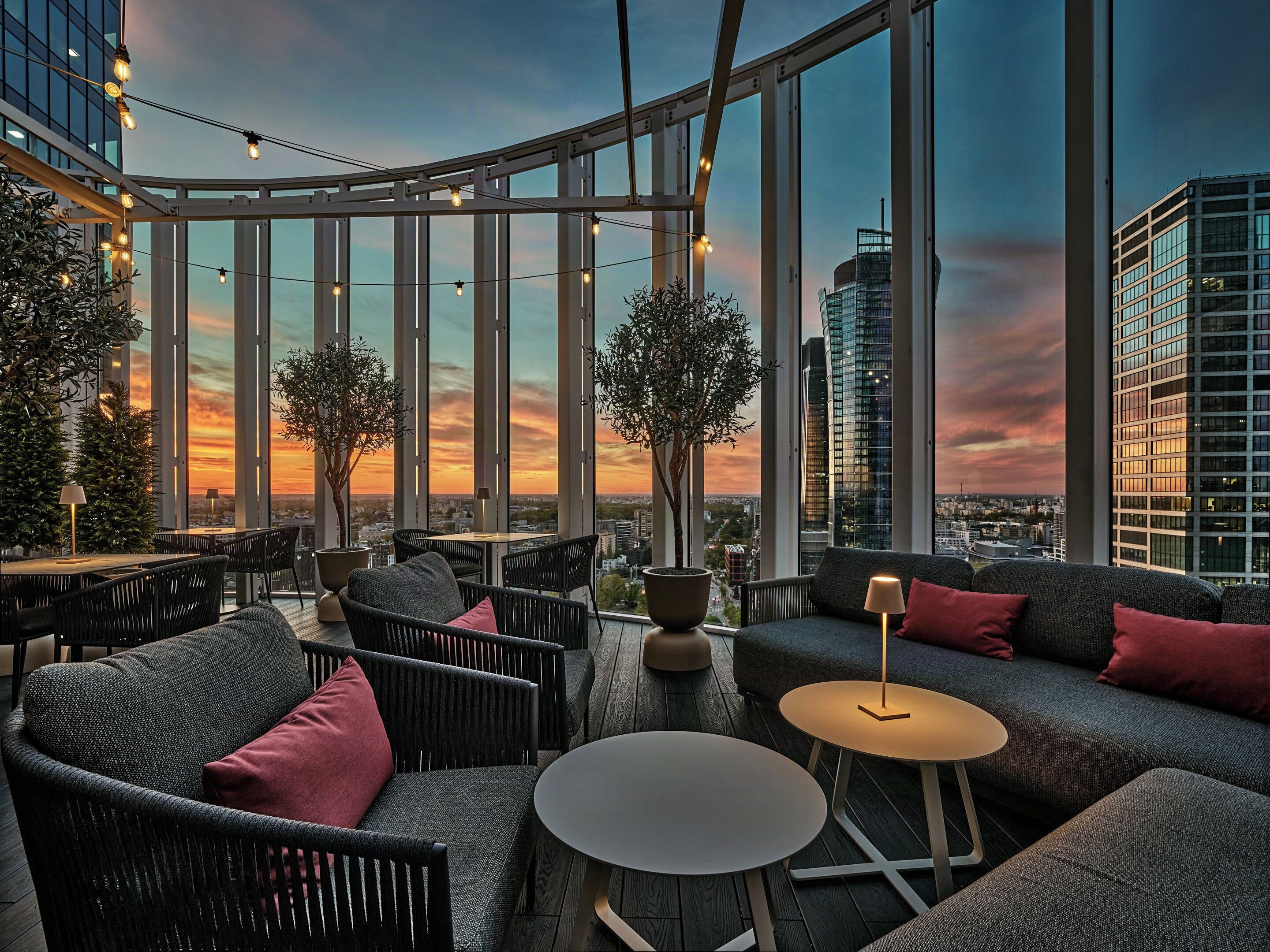 2 bars/lounges, cocktail bar