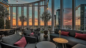2 bars/lounges, cocktail bar